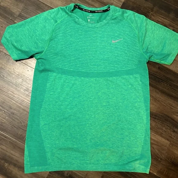 Nike Green Short Sleeve Performance Tee - Size L great condition - Picture 1 of 4